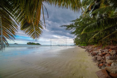 Téléchargez les photos : Ciel gris sur la plage d'Anse Volbert. Île de Praslin, Seychelles - en image libre de droit