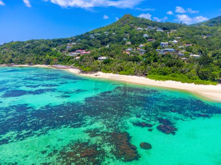 Téléchargez les photos : Vue aérienne de la plage d'Anse Royale mer turquoise. Île de Mahe, Seychelles - en image libre de droit