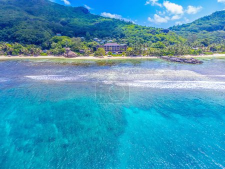 Téléchargez les photos : Vue aérienne de l'Anse Interdit la mer bleue. Mahe, Seychelles - en image libre de droit