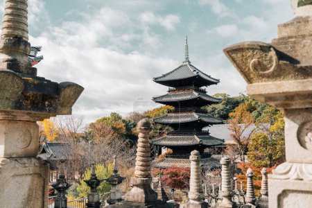 Téléchargez les photos : Nagoya, Japon - 2 décembre 2022 : Pagode Koshoji Temple et feuilles d'automne - en image libre de droit