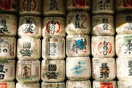 Téléchargez les photos : Nagoya, Japon - décembre 3, 2022 : Atsuta Shrine Japanese Sake Barrel - en image libre de droit