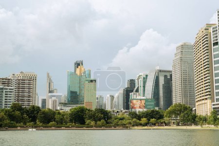 Foto de Bangkok, Tailandia - 1 de julio de 2023: Parque Forestal Benchakitti y rascacielos Sukhumvit - Imagen libre de derechos