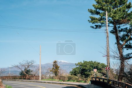 Foto de Hallasan Mountain view car road en la isla de Jeju, Corea - Imagen libre de derechos