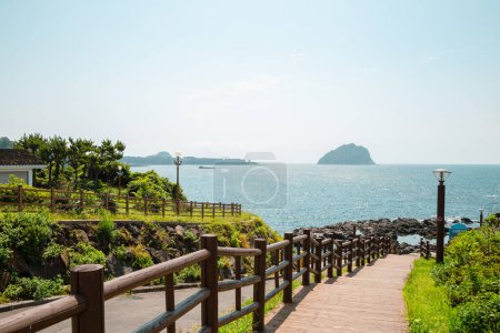 Foto de Parque Seogwipo Jaguri y pasarela junto al mar en la isla de Jeju, Corea - Imagen libre de derechos