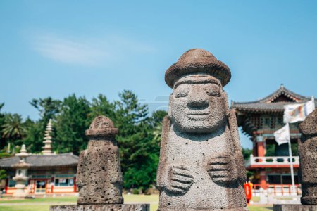 Foto de Templo de Yakcheonsa y Dol hareubang en la isla de Jeju, Corea - Imagen libre de derechos