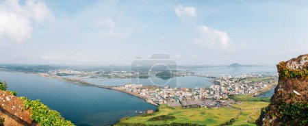 Foto de Vista panorámica del mar y la ciudad desde Seongsan Ilchulbong Tuff Cone en la isla de Jeju, Corea - Imagen libre de derechos