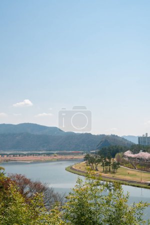 Vue du parc de la rivière Miryang au printemps à Miryang, Corée