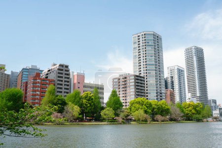 Ueno Park Shinobazu Étang et gratte-ciel au printemps à Tokyo, Japon