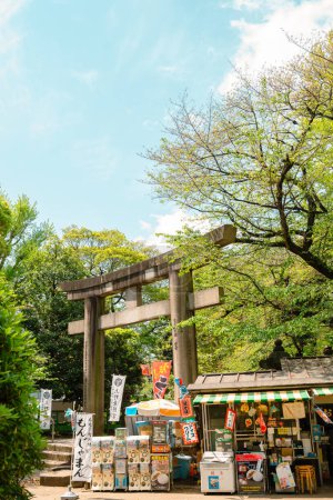 Foto de Tokio, Japón - 12 de abril de 2023: Ueno Park Toshogu shrine Torii gate and store - Imagen libre de derechos