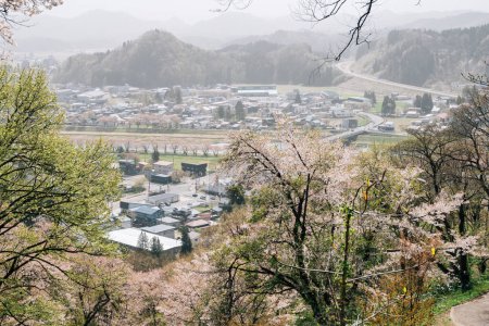 Blick auf die Stadt Kakunodate bei der Quelle in Akita, Japan