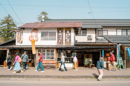 Téléchargez les photos : Akita, Japon - 21 avril 2023 : Kakunodate street traditional snack store - en image libre de droit