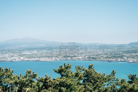 Jeju Oreum und Blick auf die Stadt am Meer vom Biyangdo Island Biyangbong Gipfel auf der Insel Jeju, Korea