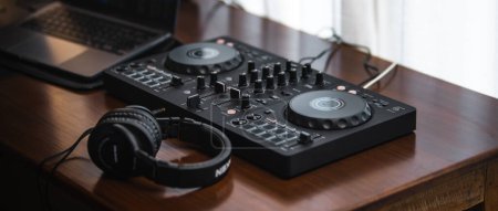 Téléchargez les photos : Dj controller and Sound mixing desk at home,headphone - en image libre de droit