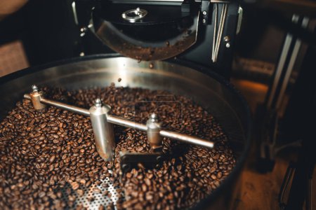 Téléchargez les photos : Grains de café torréfiés de la machine, grains de café de qualité - en image libre de droit