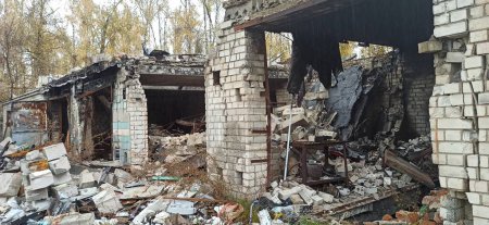 Photo for Destruction in wall of a multi-storey building after being hit by artillery shell multi-storey building in Chernihiv where shell hit. dilapidated apartment building during Russian-Ukrainian War - Royalty Free Image