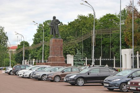 Photo for Gomel - Belarus - May 20, 2018 : Car parking near the Lenin monument in Gomel. Symbol of communism in Belarusian city. Lenin in Belarus. cars parked near the monument to Vladimir Lenin - Royalty Free Image