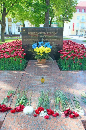 Photo for Chernihiv - Ukraine. 24 May 2020: Monument to fallen Ukrainians for freedom and independence of Ukraine in Chernihiv. Memorial complex with laid flowers. Historical monument. Fresh flowers bloom near monument - Royalty Free Image