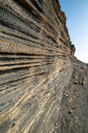 Foto de Una imagen de primer plano de las formaciones rocosas geológicas que se encuentran alrededor de la isla de Lanzarote. - Imagen libre de derechos