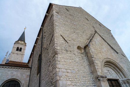 Foto de Exterior de edificios históricos en Venzone, provincia de Udine, Friuli-Venezia Giulia, Italia. Duomo. - Imagen libre de derechos