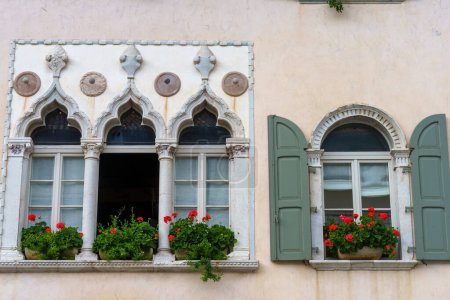 Foto de Exterior de edificios históricos en Venzone, provincia de Udine, Friuli-Venezia Giulia, Italia - Imagen libre de derechos