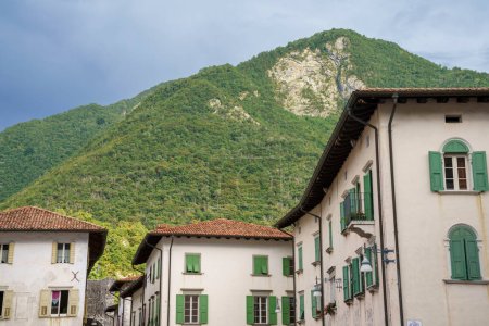 Foto de Exterior de edificios históricos en Venzone, provincia de Udine, Friuli-Venezia Giulia, Italia - Imagen libre de derechos
