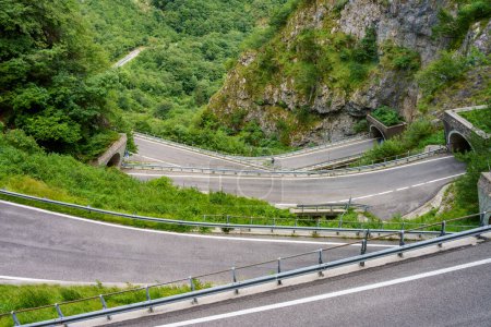 Téléchargez les photos : Col de San Boldo, route de montagne en Vénétie, Italie, entre les provinces de Trévise et Belluno - en image libre de droit