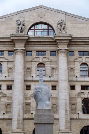 Téléchargez les photos : Milan, Lombardie, Italie : façade du Palazzo della Borsa avec le doigt de Cattelan - en image libre de droit