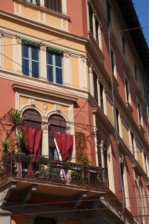 Foto de Antiguo edificio a lo largo de Via Paolo Sarpi, Milán, Lombardía, Italia - Imagen libre de derechos