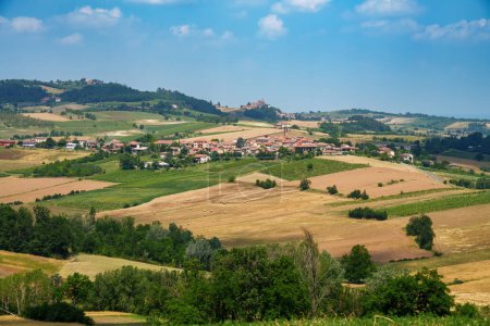 Foto de Paisaje rural en las colinas de Tortona, provincia de Alessandria, Piamonte, Italia, junio - Imagen libre de derechos