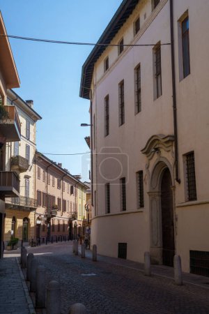 Foto de Edificios antiguos a lo largo de vía Solferino en Lodi, Lombardía, Italia - Imagen libre de derechos