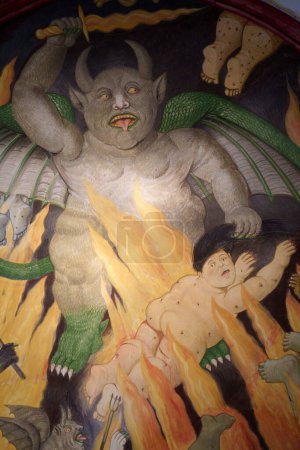 Téléchargez les photos : Porte de l'Enfer, peinture de Fernando Botero dans l'église Misericordia à Pietrasanta, province de Lucques, Italie - en image libre de droit