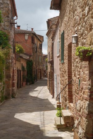 Téléchargez les photos : Montefollonico, ville historique de Sienne, Toscane, Italie - en image libre de droit