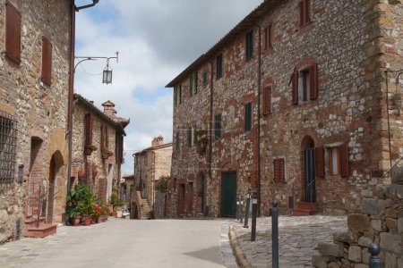 Téléchargez les photos : Montefollonico, ville historique de Sienne, Toscane, Italie - en image libre de droit