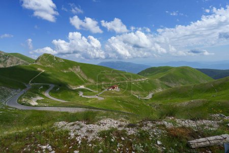 Paisaje de montaña a lo largo de la carretera a Sella di Leonessa, Terminillo, provincia de Rieti, Lazio, Italia, en verano