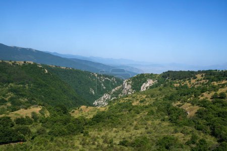Téléchargez les photos : Paysage montagneux au parc national des Abruzzes en été - en image libre de droit