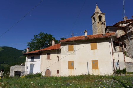 Téléchargez les photos : Gioia Vecchio, vieux village du parc national des Abruzzes en été - en image libre de droit