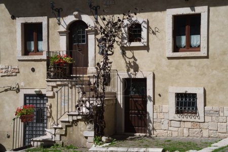 Téléchargez les photos : Pescasseroli, ville historique dans le parc national des Abruzzes, en été - en image libre de droit