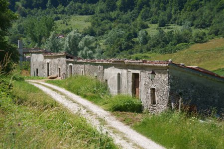 Téléchargez les photos : Opi, vieux village au parc national des Abruzzes en été - en image libre de droit