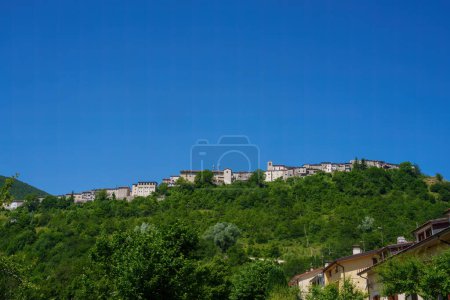 Téléchargez les photos : Opi, vieux village au parc national des Abruzzes en été - en image libre de droit