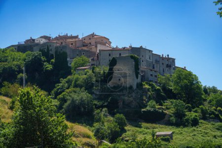 Téléchargez les photos : Barrea, vieux village dans le parc national des Abruzzes en été - en image libre de droit