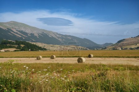 Foto de Paisaje de montaña cerca de Pescocostanzoo, provincia de L 'Aquila, Abruzos, Italia, en verano - Imagen libre de derechos