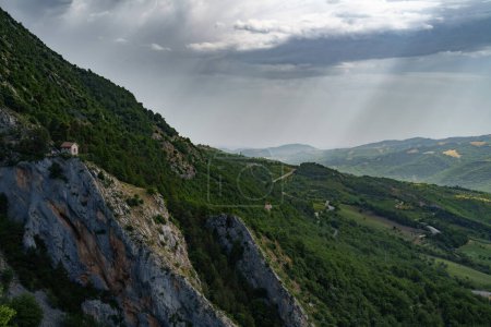 Berglandschaft bei Taranta Peligna, Provinz CHieti, Abruzzen, Italien, im Sommer