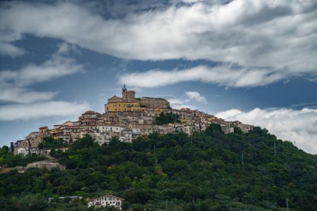 Téléchargez les photos : Casoli, vieille ville dans la province de Chieti, Abruzzes, Italie, en été - en image libre de droit
