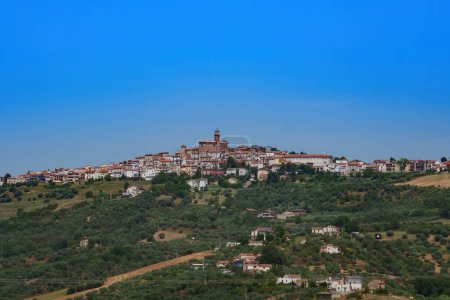 Téléchargez les photos : Castel Frentano, vieille ville dans la province de Chieti, Abruzzes, Italie, en été - en image libre de droit