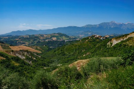 Landschaft im Sommer entlang der Straße von Penne nach Teramo, Abruzzen, Italien