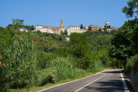 Landschaft im Sommer entlang der Straße von Penne nach Teramo, Abruzzen, Italien. Blick auf Cellino Attanasio