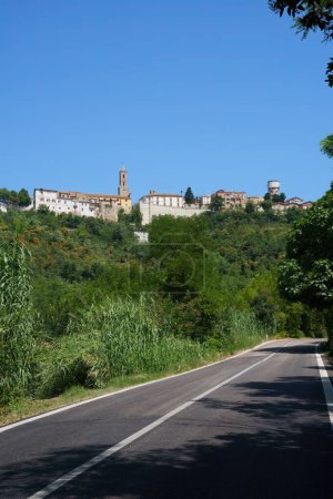 Landschaft im Sommer entlang der Straße von Penne nach Teramo, Abruzzen, Italien. Blick auf Cellino Attanasio