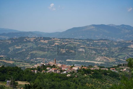 Paisaje rural en verano a lo largo de la carretera de Penne a Teramo, Abruzos, Italia. Vista de Cermignano