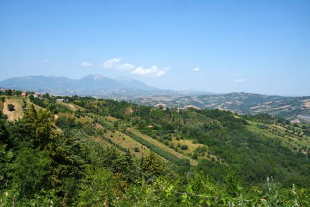 Landschaft im Sommer entlang der Straße von Penne nach Teramo, Abruzzen, Italien