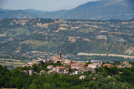 Landschaft im Sommer entlang der Straße von Penne nach Teramo, Abruzzen, Italien. Blick auf Cermignano